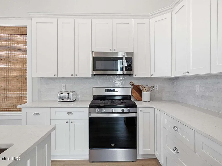 254 Caillavet St — Photo 16