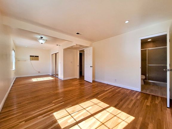 5th image of 2098 Hoover Dr