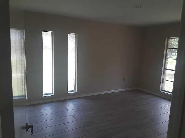 724 Whispering Oaks Dr — Photo 32