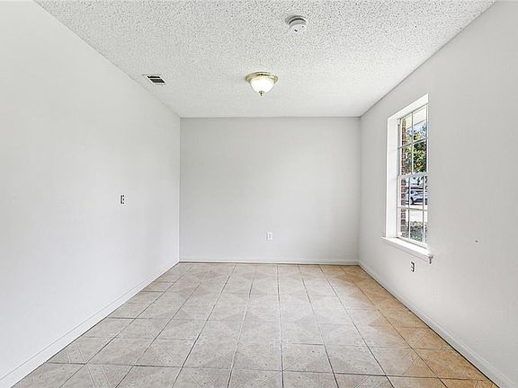 5th image of 5808 S Oak Dr