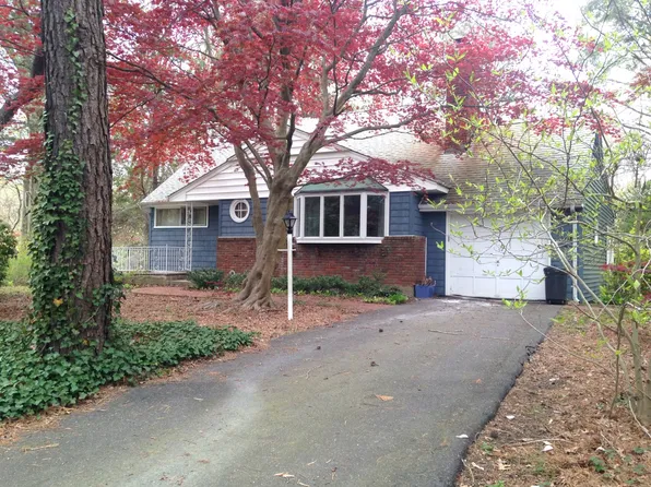 3 Woodedge Dr, Dix Hills, NY 11746