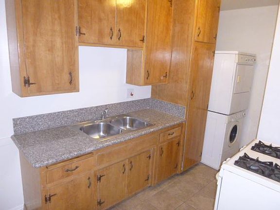 5th image of 519 1/2 San Francisco Ave #519-1/2