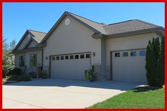 1st image of 900 Pinnacle Dr