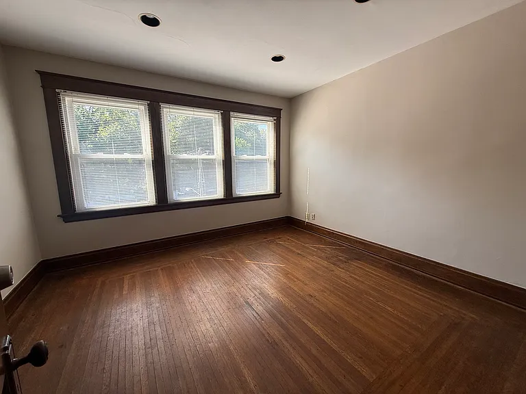 1009 Delta Ave — Photo 28