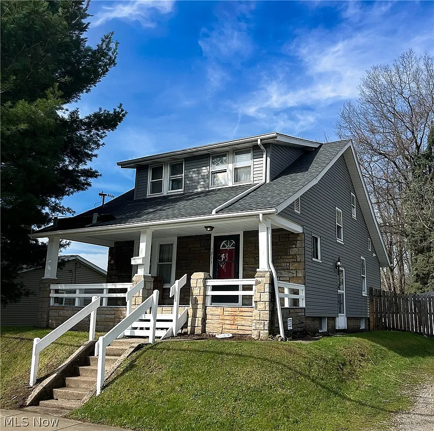 1811 Grace Ave NE photo 1