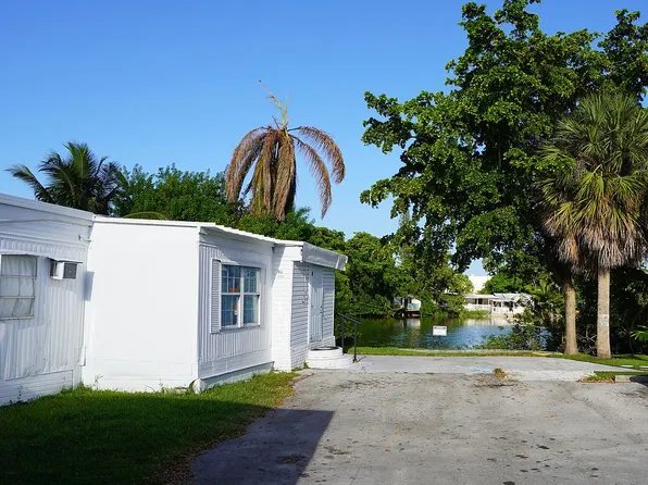 41 Peyton Pl, Pembroke Park, FL 33009
