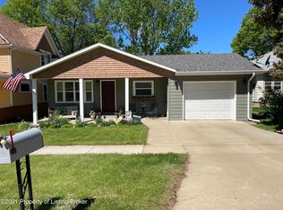 403 N Main St, Hettinger, ND 58639