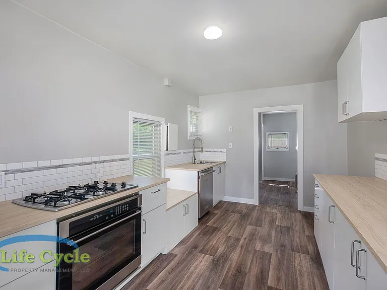 1314 Beechwood St NE — Photo 3