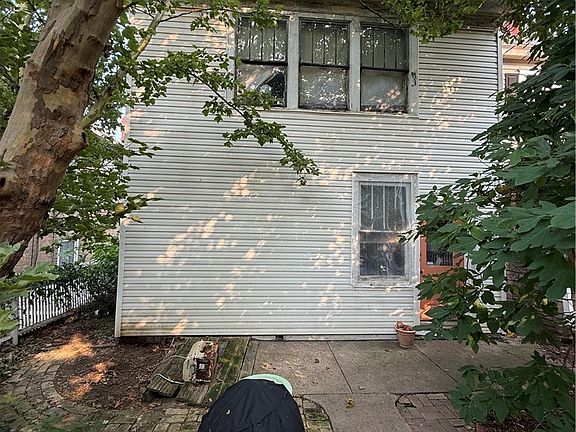 3rd image of 330 Vine St