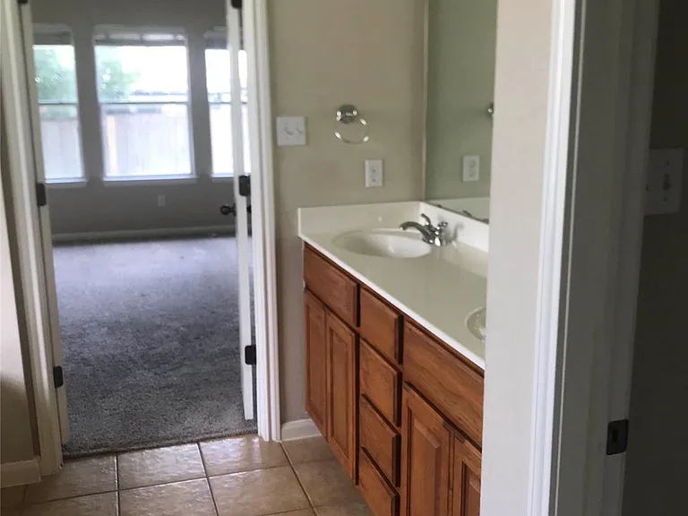 913 Rochester Castle Way — Photo 19
