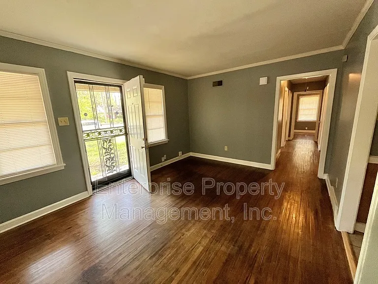 1922 Saint Elmo Ave — Photo 3