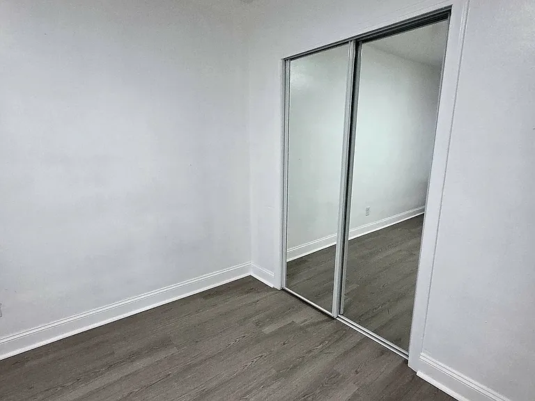 Bedroom w ample space and closet.