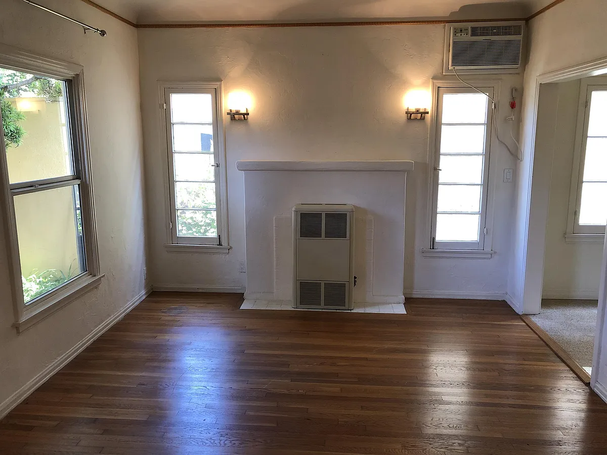 Building Photo - 264 S Reeves Dr