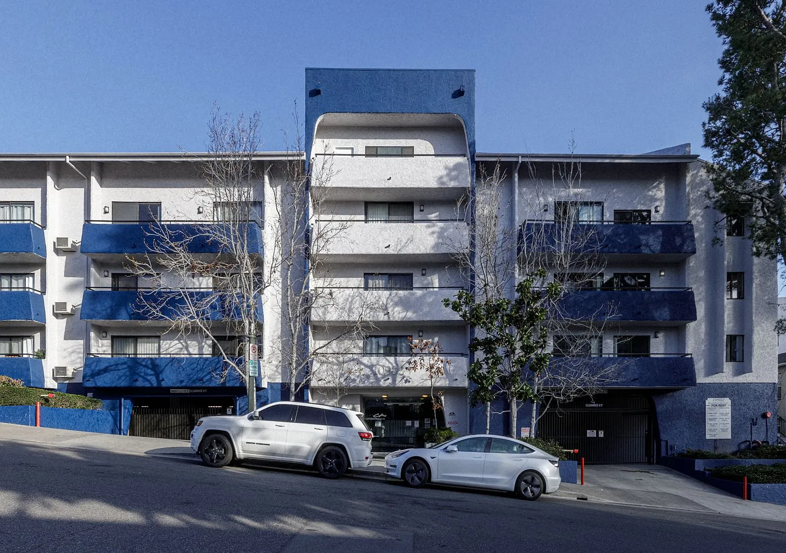 Spacious 2BR/2BA Condo Near UCLA | Westwood | Move-In Special! — Photo 2