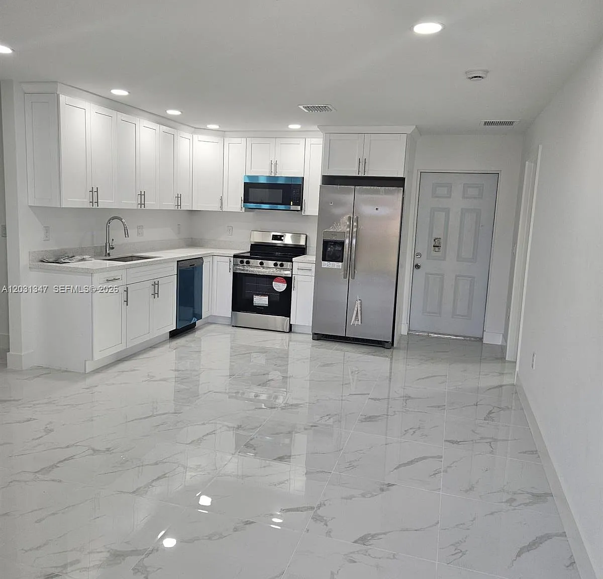 3 bed, 2.0 bath, 1058 sqft, $1,550 — Photo 3