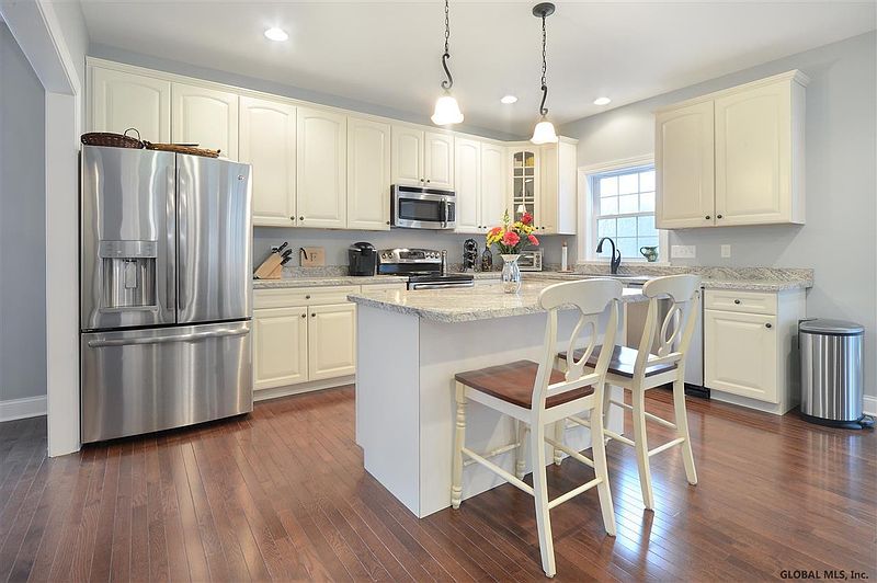 2nd image of 86 Lakepointe Way