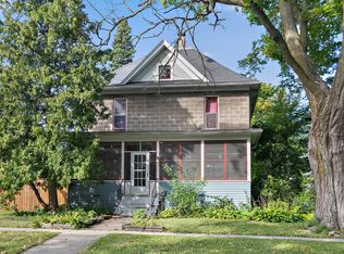 203 S Sycamore St, Genoa, IL 60135