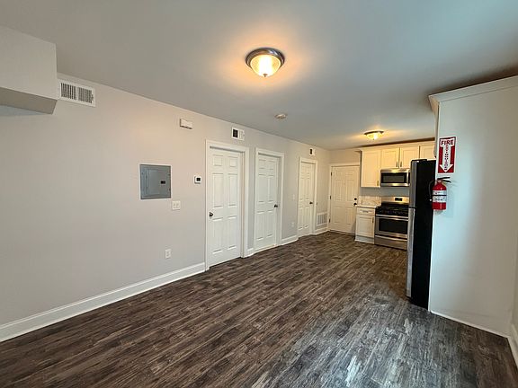 4th image of 469 Alden St APT 1