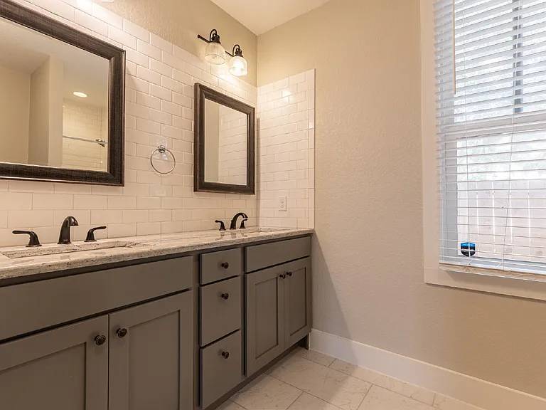1121 E Crockett St — Photo 19