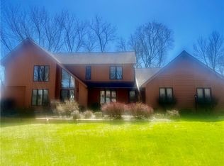 1 Robin Dr, Rochester, NY 14618