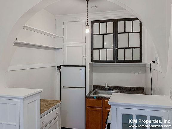4th image of 400 W Surf St #1
