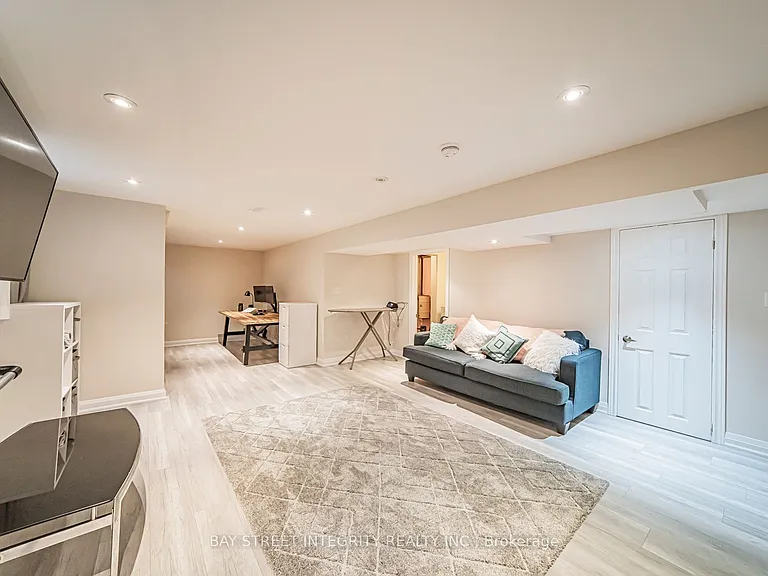 1277 Gainsborough Dr — Photo 33