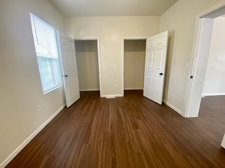 1172 E Walnut St — Photo 22