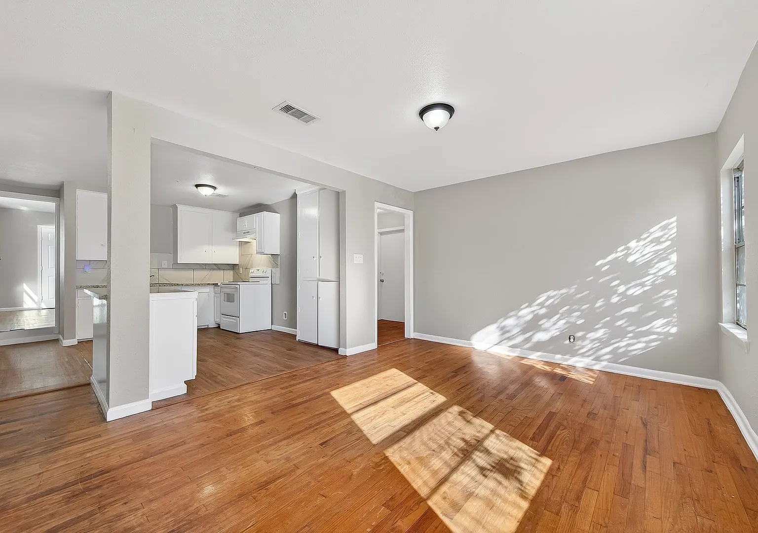 Spacious 4-Bedroom Home Housing Vouchers Accepted — Photo 3