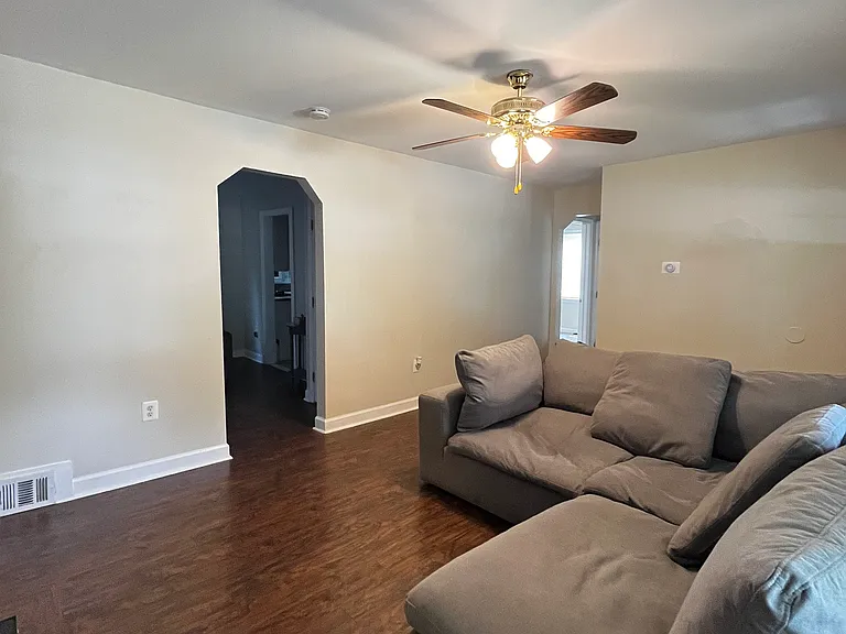 120 N Huron Dr — Photo 32