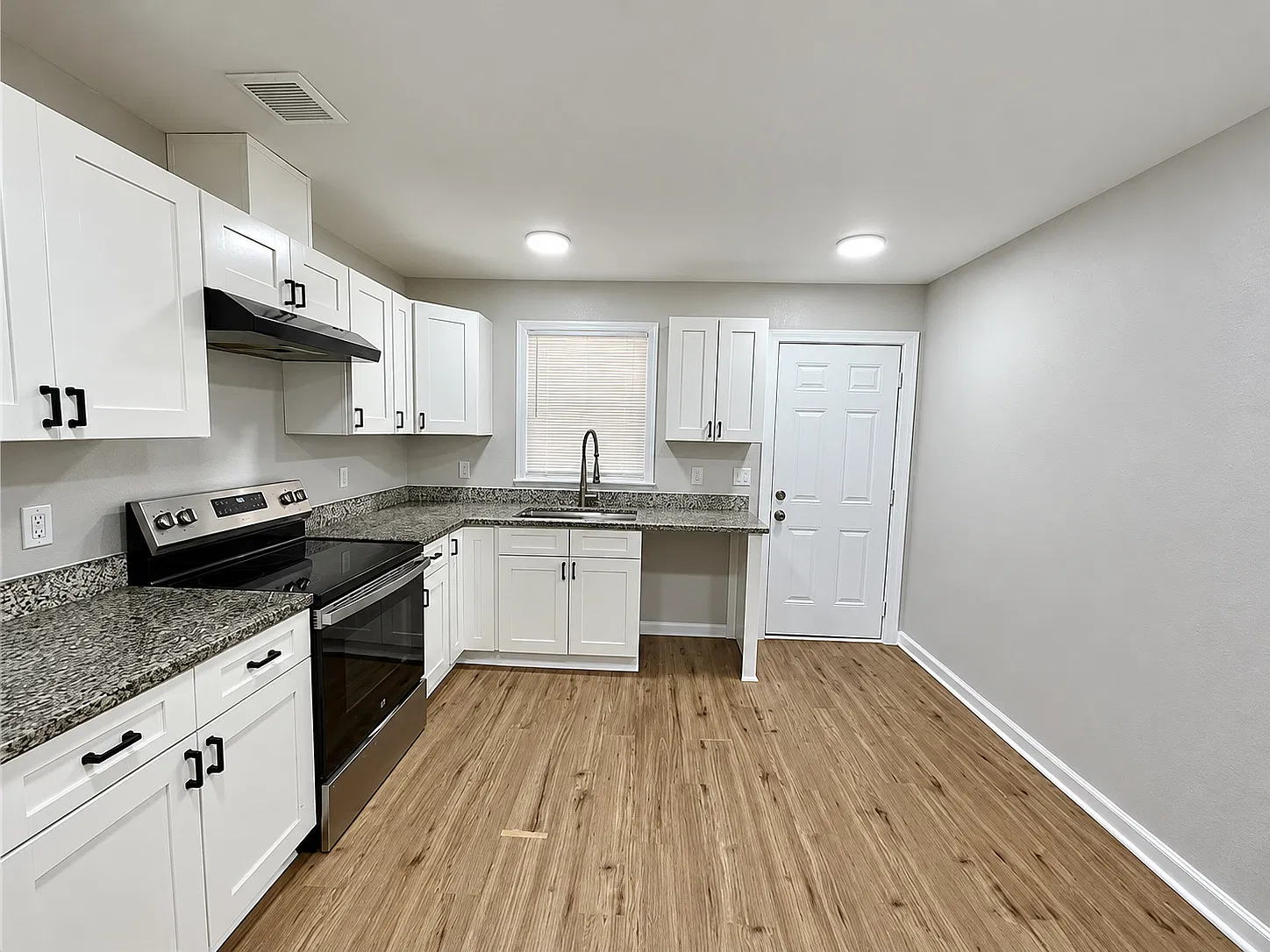 2 bed, 1372 sqft, $1,600 — Photo 3