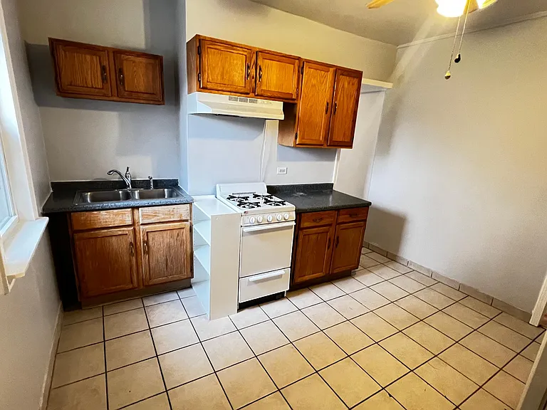 615 W 18th St #2R — Photo 3
