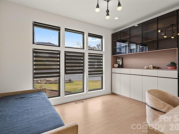 5th image of 15 Sagewood Dr
