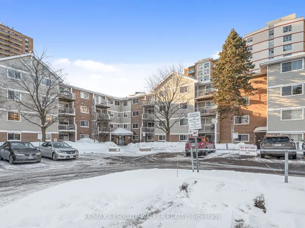 250 Brittany Dr #318, Ottawa, ON K1K 4M1