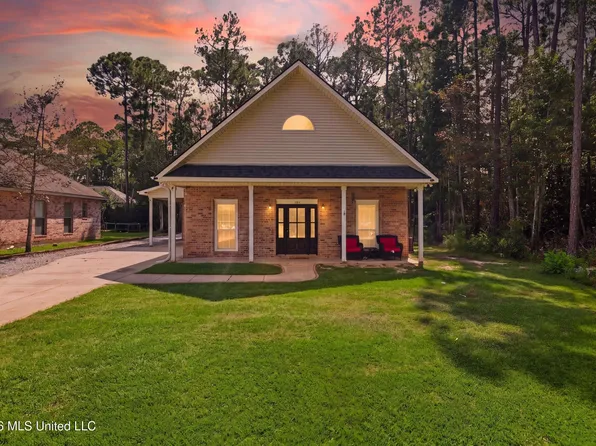 737 Ieke Cir, Diamondhead, MS 39525