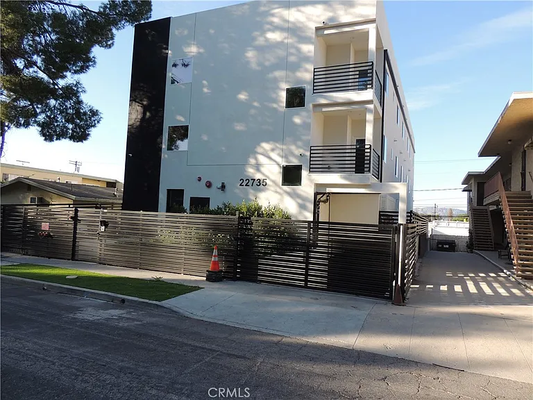 22735 Del Valle St #5 — Photo 9