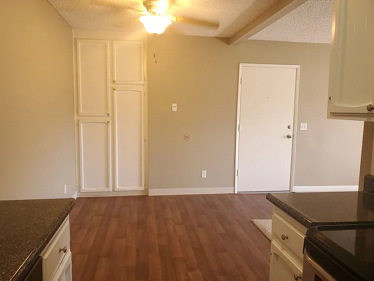 Royal Village Apartments — Photo 40