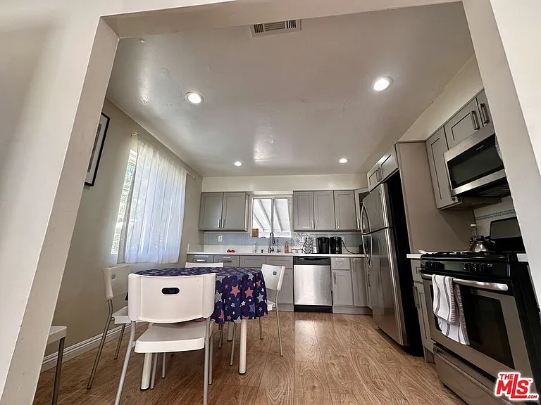 2118 N Marengo Ave — Photo 6