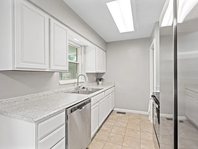 110 S Bromfield Rd — Photo 9