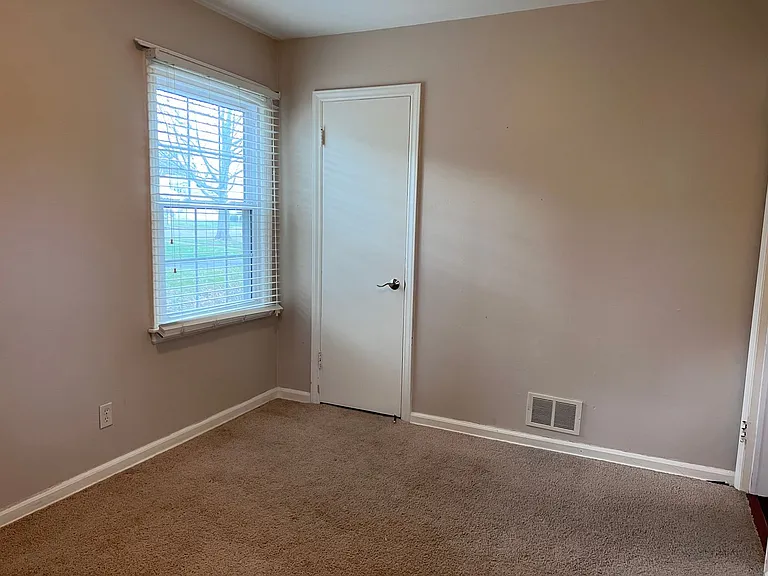 1552 Woodlawn Ave SE — Photo 8