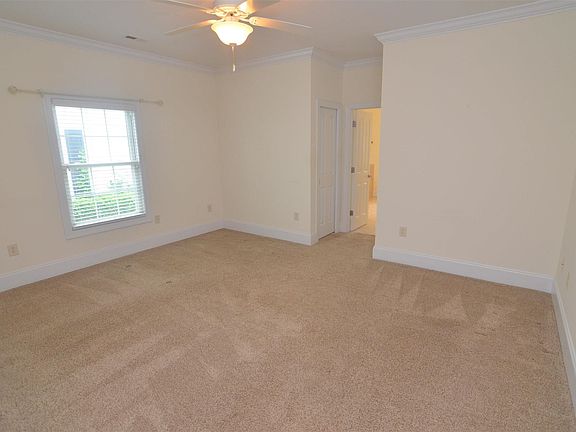 3rd image of 2459 Glen Dr