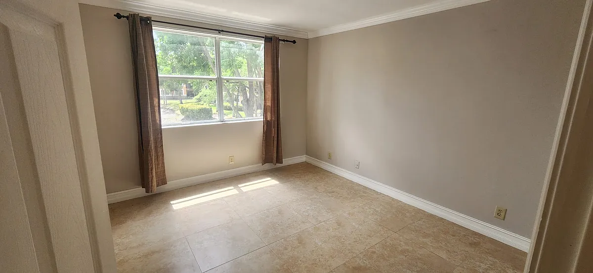 Building Photo - 9033 Wiles Rd #204