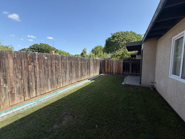 1704 Rose Ave — Photo 12