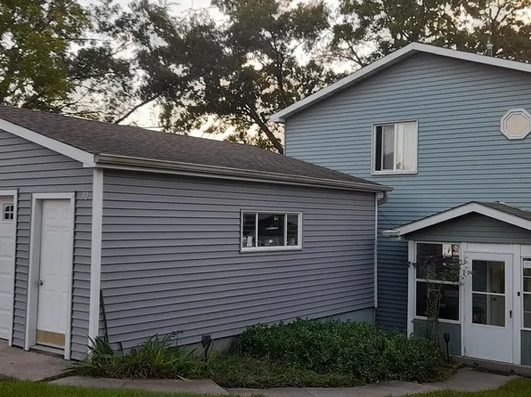 30 Lilac Ave, Fox Lake, IL 60020