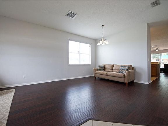 5th image of 921 Meadow Glade Dr