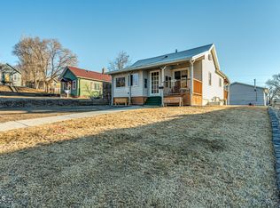 208 8th Ave NE, Mandan, ND 58554