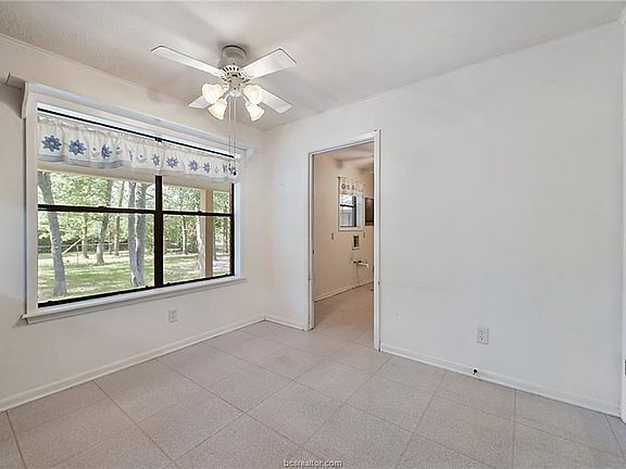 5th image of 5015 Whispering Oaks Dr