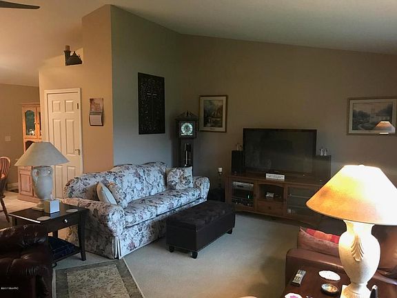 4th image of 251 Woodview Dr