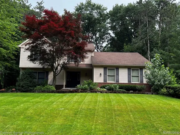 3030 Hartun Dr, Brighton, MI 48114