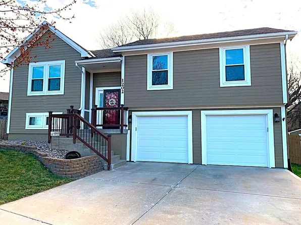 1202 N Parkway Dr, Olathe, KS 66061