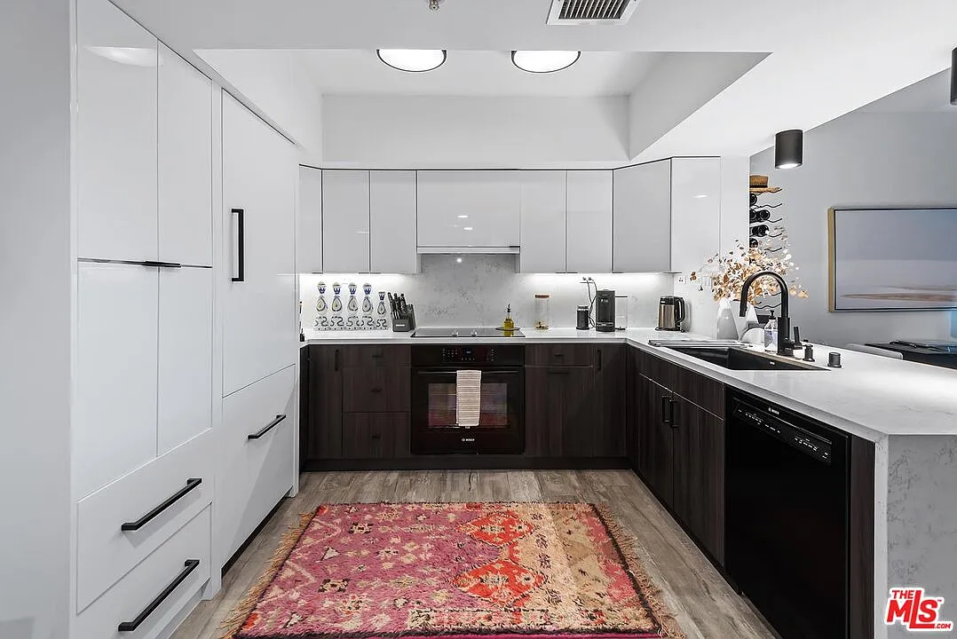 1 bed, 1.5 bath, 997 sqft, $4,850 — Photo 2